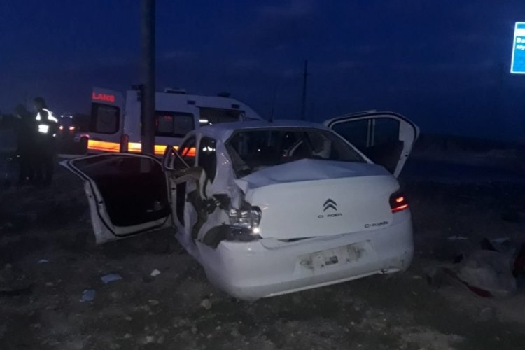 TIR ile otomobil &ccedil;arpıştı: 3 &ouml;l&uuml;