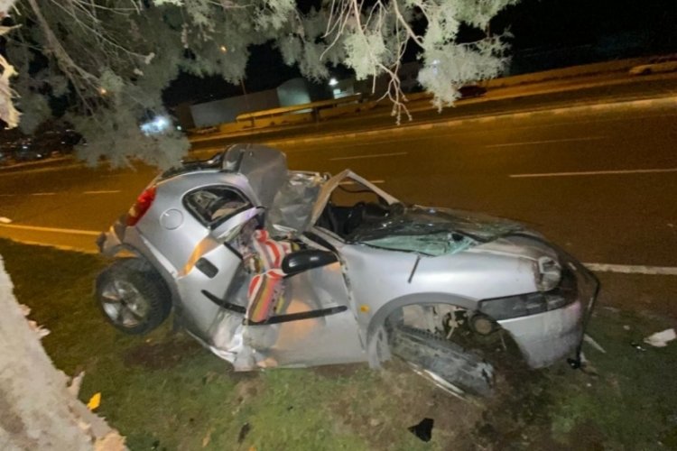Ağaca &ccedil;arpan otomobilin s&uuml;r&uuml;c&uuml;s&uuml; &ouml;ld&uuml;