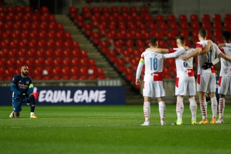 Slavia Prag-Arsenal ma&ccedil;ında tepki &ccedil;eken hareket
