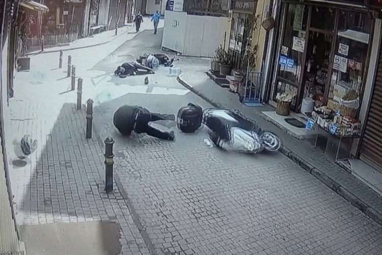 Bursa'da iki motosiklet böyle çarpıştı! Çarptığı sürücü acı içinde kıvranırken kaçtı