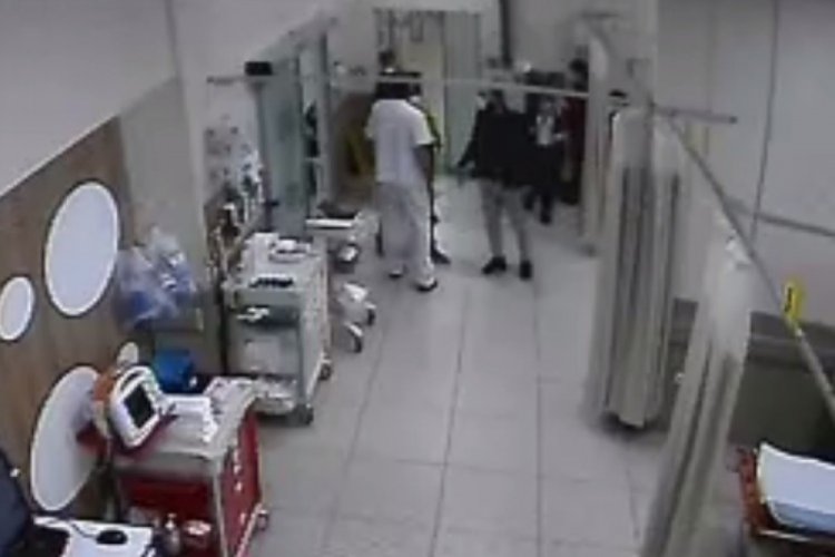 Koronavir&uuml;s testi istenince sağlık&ccedil;ılara saldırdı!