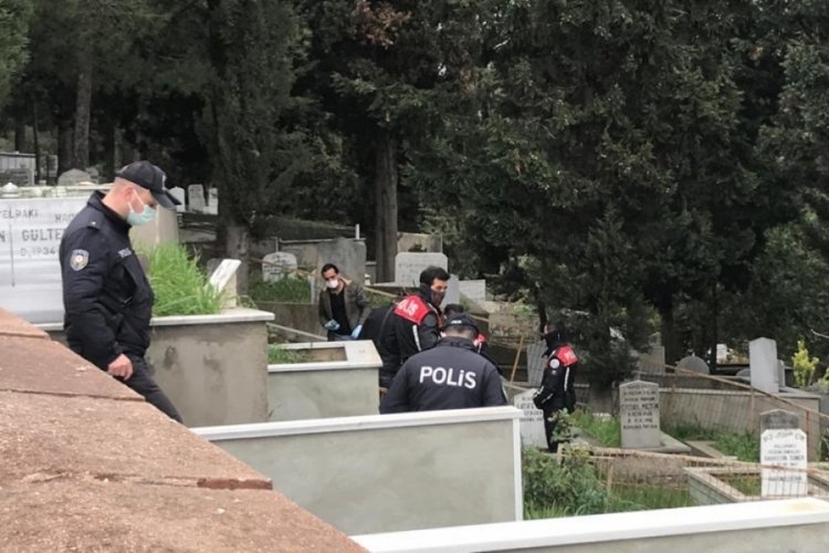 Doğum sırasında &ouml;len bebeğinin mezarında &ouml;l&uuml; bulundu