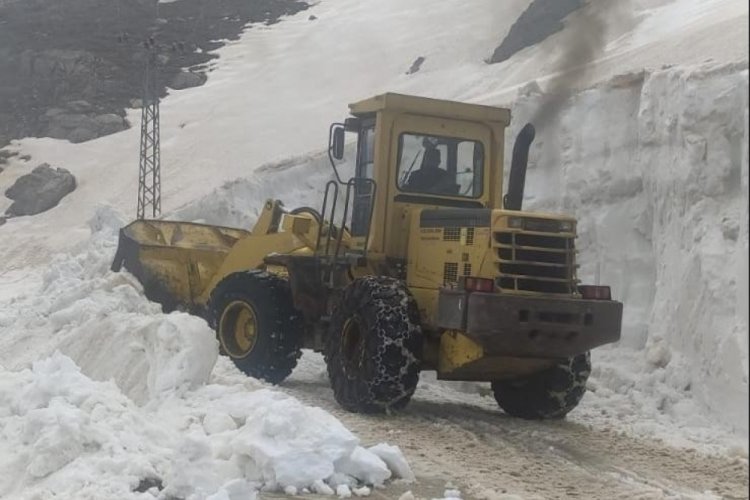 Nisan ayında 5 metre kar ile m&uuml;cadele ediyorlar