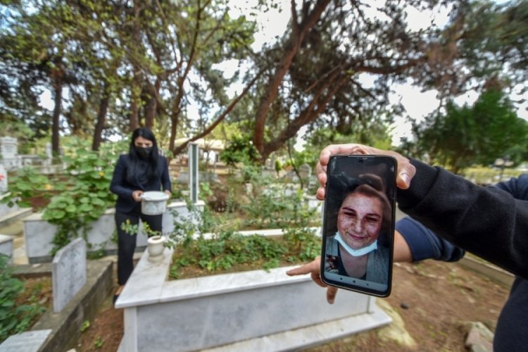 Annesinin mezarına 'online' bağlandı