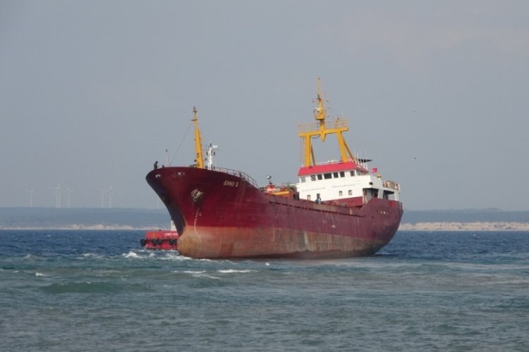 Bozcaada'da karaya oturan gemi kurtarıldı