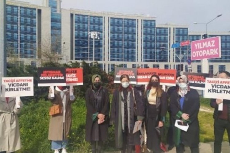 Tacizde bulunduğu iddia edilen y&uuml;zme &ouml;ğretmenine beraat