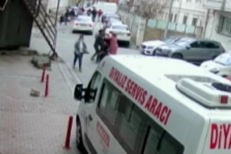 Eşini takip eden adama sokak ortasında tekme tokat dayak