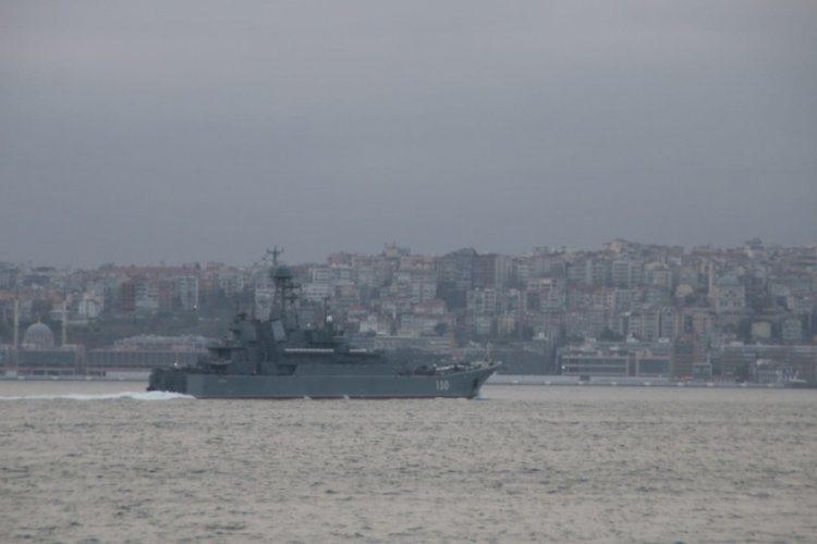 Rus savaş gemileri İstanbul Boğazı'ndan ge&ccedil;ti