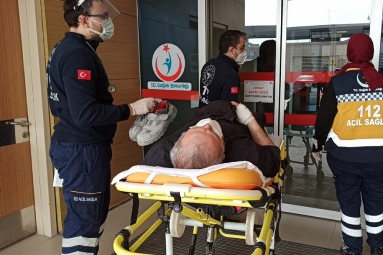 Bursa'da kamyonetin kasa kapağının çarptığı yaşlı adam yaralandı