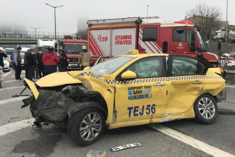 Taksilerin karıştığı zincirleme kaza: 3 yaralı