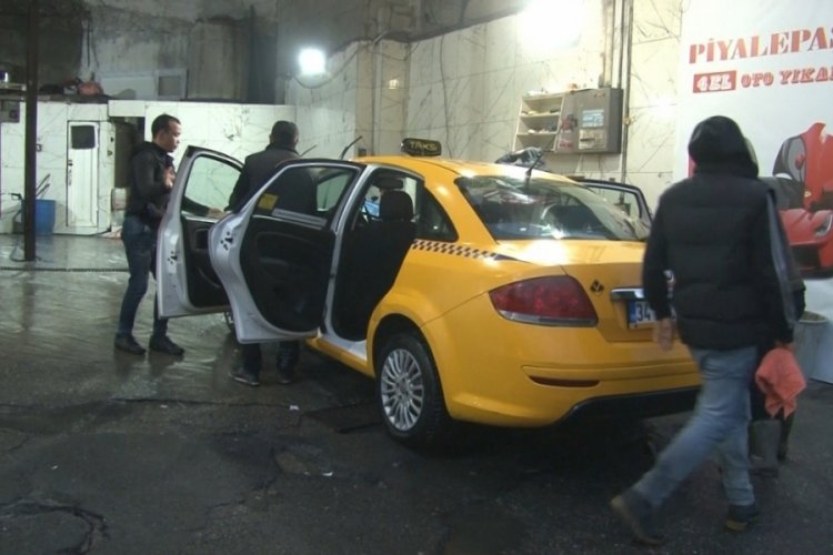 Gece &ccedil;amur yağdı, vatandaşlar soluğu oto yıkamacılarda aldı