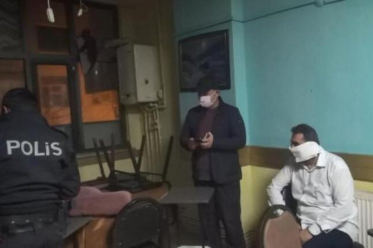 Polis basınca tuvalet kağıdını maske yaptı
