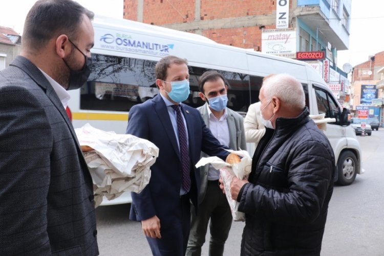 Bursa Milletvekili Kılı&ccedil; pide dağıttı