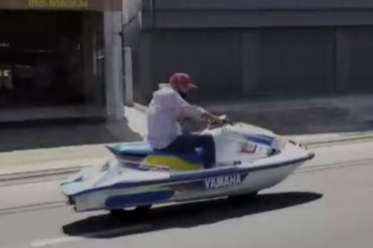 Jet skiye teker taktı otobana &ccedil;ıktı