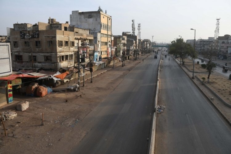Pakistan'da polisin g&ouml;stericilere ateş a&ccedil;masına karşı grev