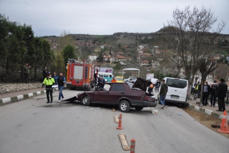 Alkoll&uuml; s&uuml;r&uuml;c&uuml; ticari araca &ccedil;arptı: 5 yaralı