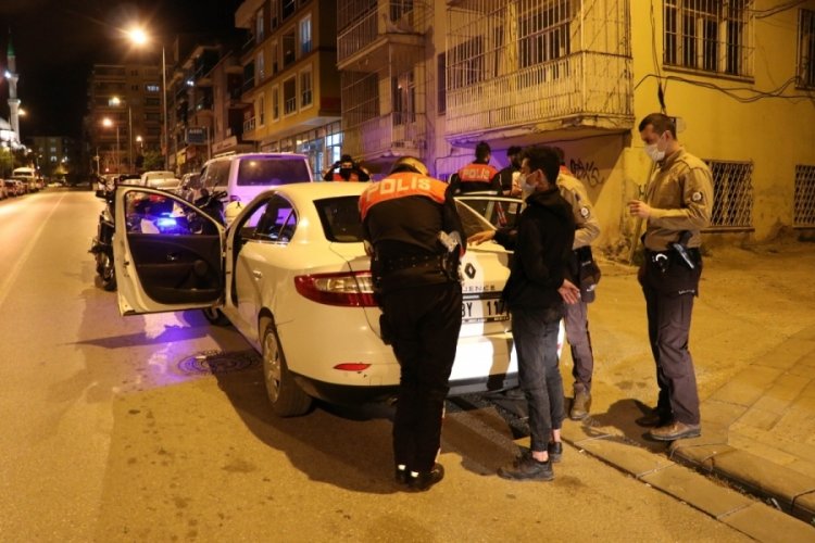 Kısıtlamayı ihlal eden ve polisten ka&ccedil;an 3 kişiye 24 bin 550 lira ceza