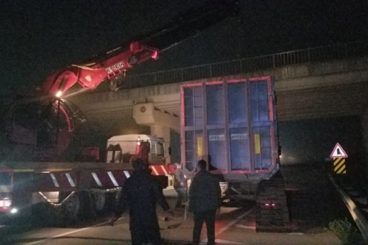 Dorsesi a&ccedil;ılan TIR viyad&uuml;ğe &ccedil;arptı, yol trafiğe kapandı
