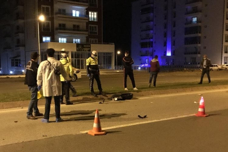 Devrilen motosikletin s&uuml;r&uuml;c&uuml;s&uuml; &ouml;ld&uuml;