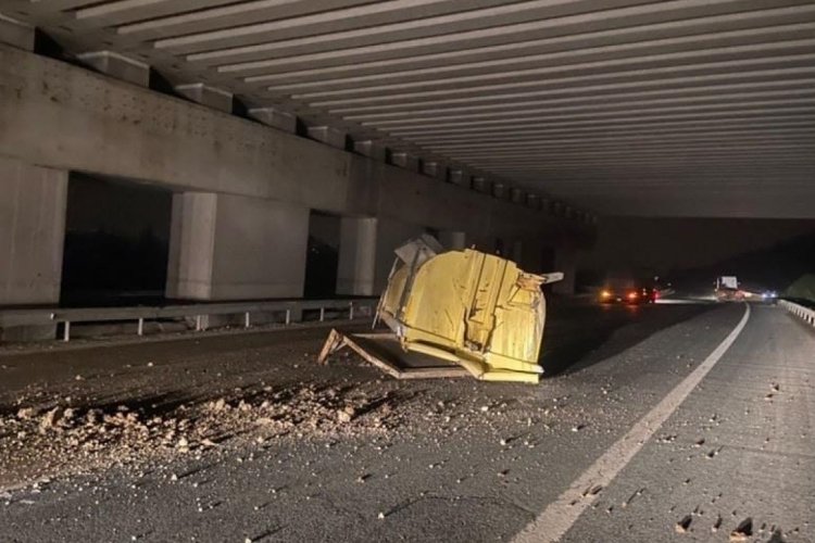 Bursa'da kamyonun dorsesi &uuml;st ge&ccedil;ide takıldı!
