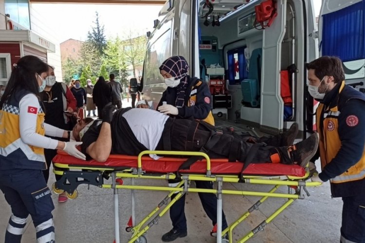 Bursa'da taşıdığı malzemelerin altında kalan iş&ccedil;i yaralandı