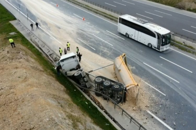 Kuzey Marmara Otoyolu'nda hafriyat kamyonu devrildi