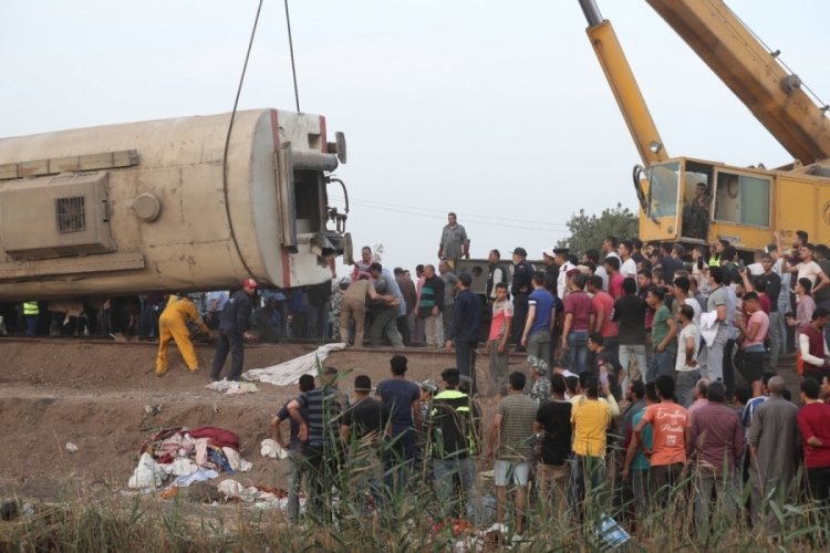 Mısır'daki tren kazasıyla ilgili 4 demiryolu &ccedil;alışanı hakkında g&ouml;zaltı kararı