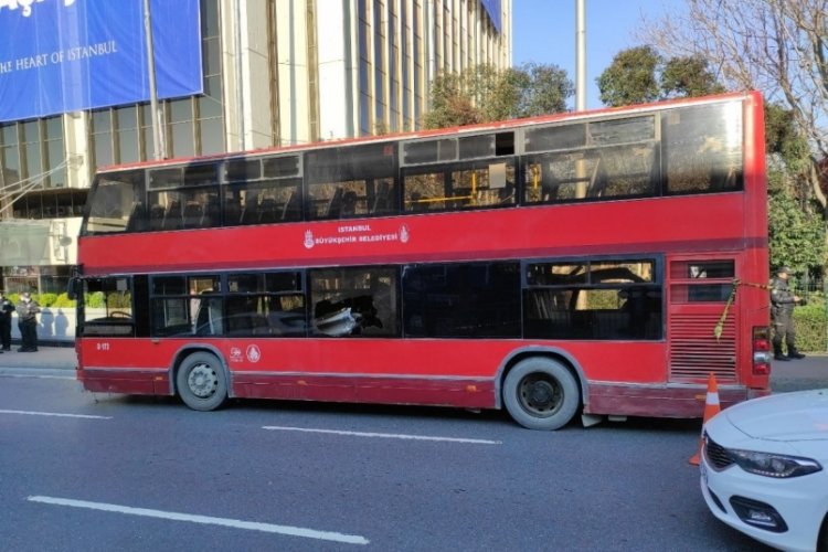 &Ccedil;ift katlı İETT otob&uuml;s&uuml; kaza yaptı: 1 &ouml;l&uuml;, 1 yaralı