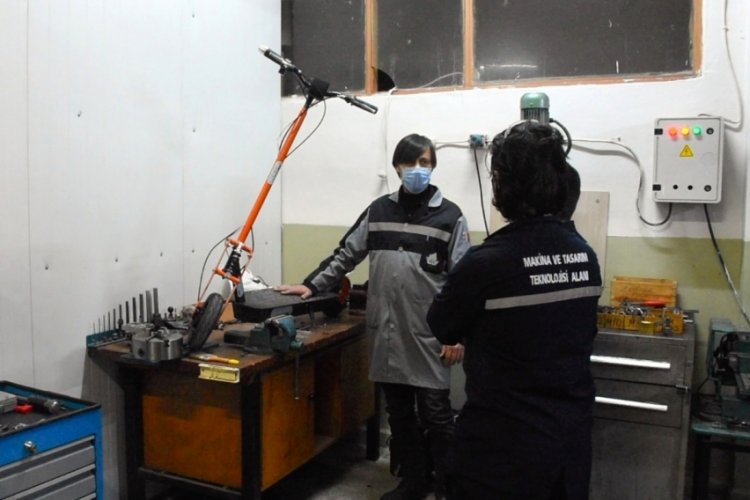 Bursa'daki lisede &uuml;retilen elektrikli scooter i&ccedil;in siparişler gelmeye başladı