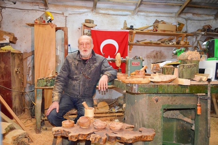 Bursa'da emekli öğretmen ahşaba sanat katıyor