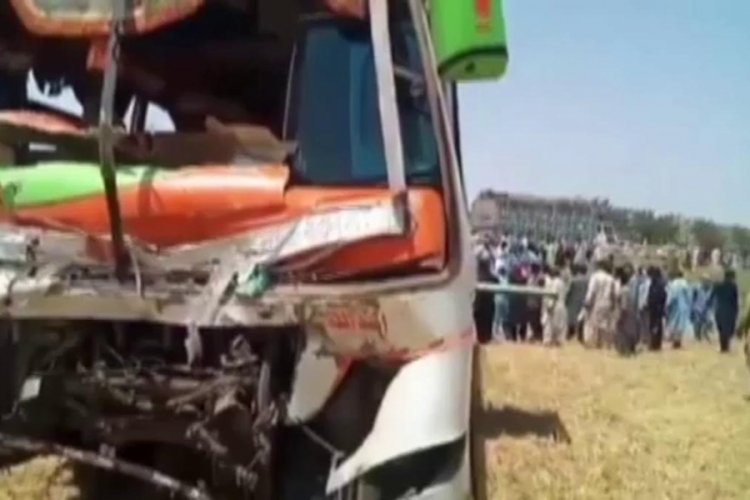 Pakistan'da otob&uuml;s ile minib&uuml;s &ccedil;arpıştı: 12 &ouml;l&uuml;, 20'den fazla yaralı