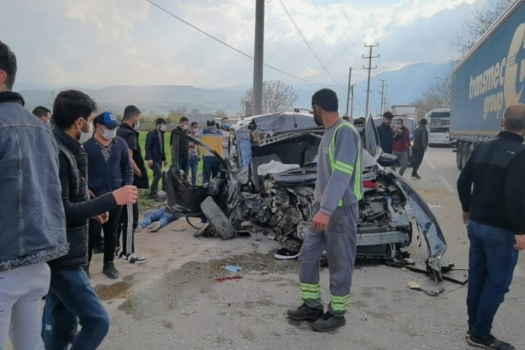 Bursa'da hafif ticari araç beton direğe çarptı: 4 yaralı