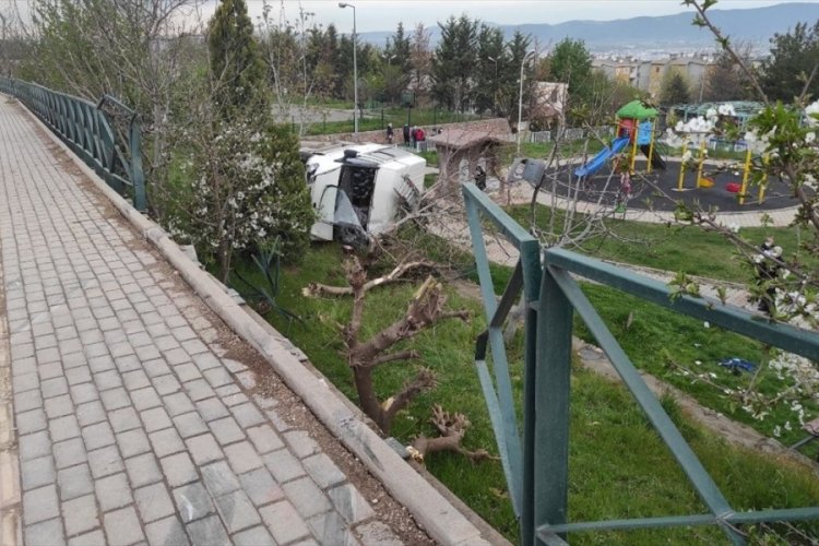 Bursa'da minibüs devrildi: Yaralılar var