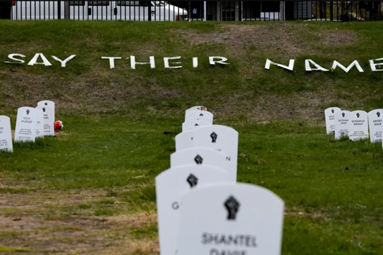 ABD'de polis tarafından öldürülenler için anıt mezar kuruldu