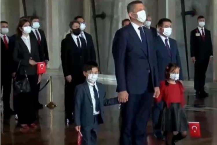 Bakan Sel&ccedil;uk, Anıtkabir &ouml;zel defterini imzaladı