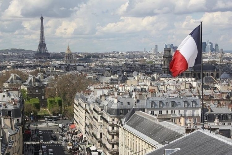 Paris'te karakolda bıçaklı saldırı: 1 ölü