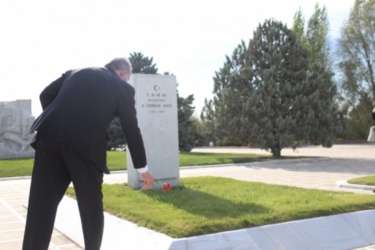 TBMM Başkanı Şentop'tan Devlet Mezarlığı'na ziyaret