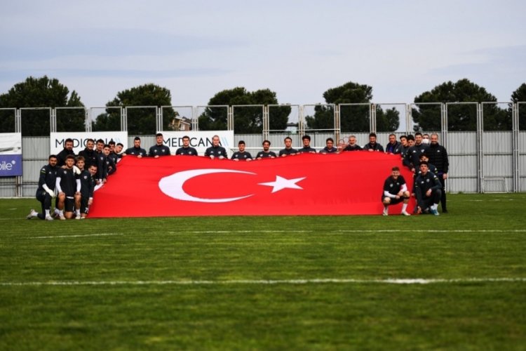 Bursasporlu futbolcular dev T&uuml;rk Bayrağı a&ccedil;tı