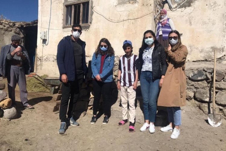 Koyun otlatan &ccedil;ocuğun bayrak hassasiyeti takdir topladı