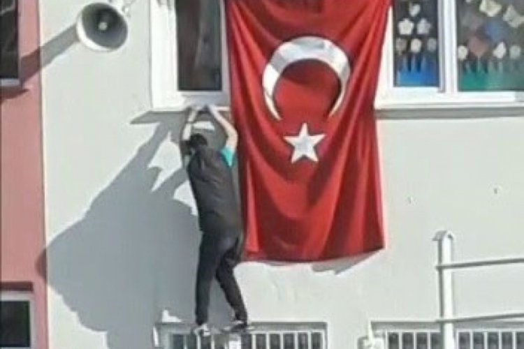 Katlanan bayrağı d&uuml;zeltirken kendilerini tehlikeye attılar