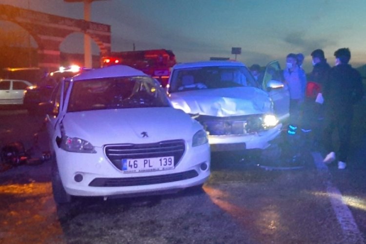 Adıyaman'da iki otomobil &ccedil;arpıştı: 1 &ouml;l&uuml;, 2 yaralı