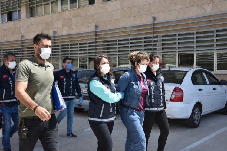 Bursa'da otomobilin lastiğini patlatıp &ccedil;aldıkları 1 milyon 600 bin lirayı, Kolombiya'ya ka&ccedil;ırmışlar