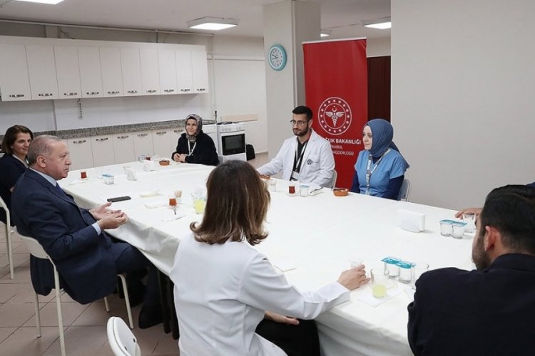 Cumhurbaşkanı Erdoğan sağlık &ccedil;alışanlarıyla iftar yaptı