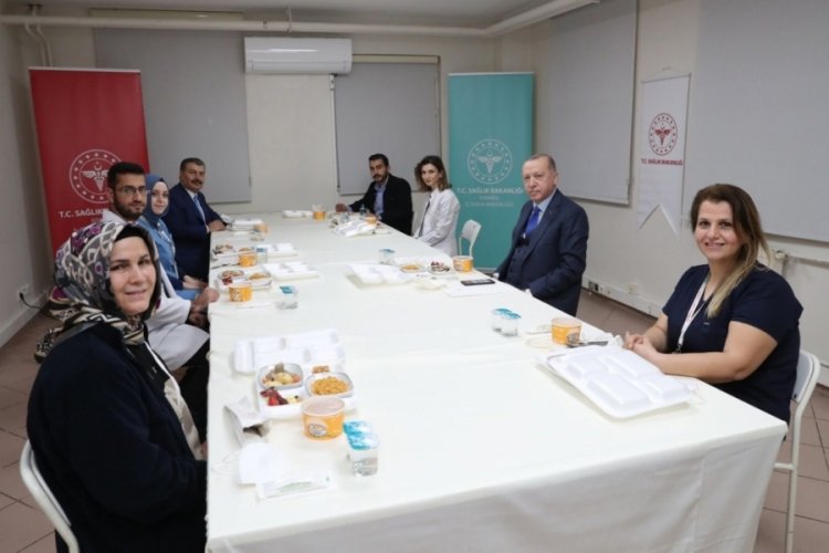 Bakan Koca'dan sağlık &ccedil;alışanlarına moral veren Cumhurbaşkanı Erdoğan'a teşekk&uuml;r