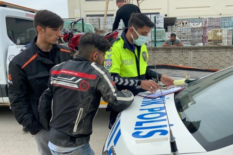 Bursa'da ehliyetsiz motosiklet s&uuml;r&uuml;c&uuml;s&uuml;ne 6 bin TL ceza