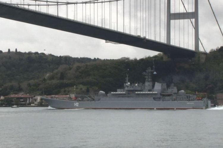 Rus savaş gemisi İstanbul Boğazı'ndan ge&ccedil;ti