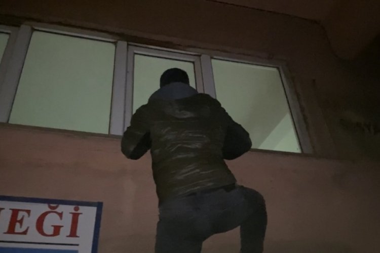 Polis, tırmandığı kıraathaneye b&ouml;yle baskın yaptı
