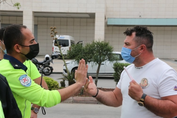 S&uuml;r&uuml;c&uuml;den ilgin&ccedil; tepki: Aracımda 1 trilyon var, burada bırakamam