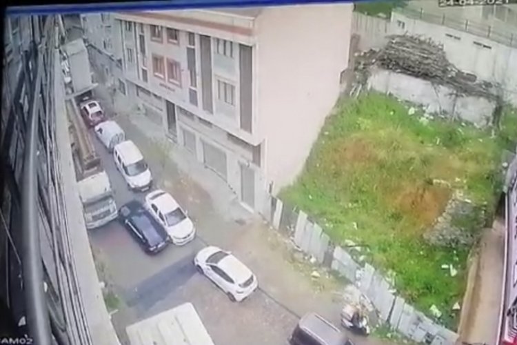 Kontrolden &ccedil;ıkan tır 4 aracı b&ouml;yle bi&ccedil;ti