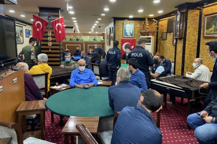 Karantinada olması gerekirken okey masasında yakalandı